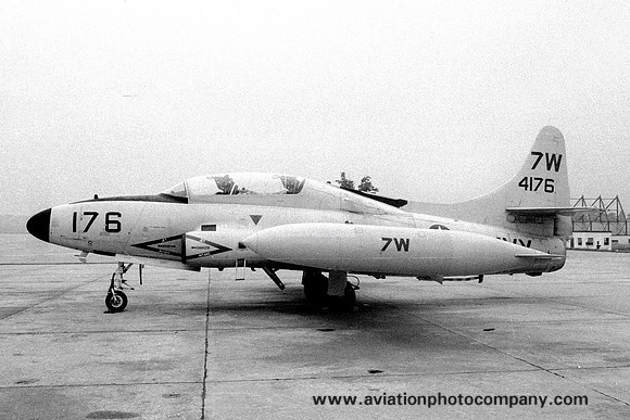 US Navy Willow Grove Lockheed T-1A SeaStar 144176/7W (1970)