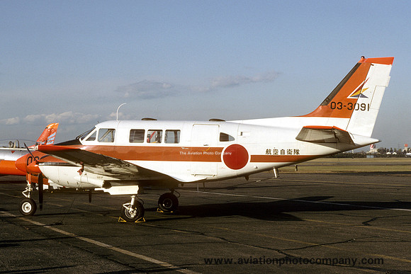 JASDF HQ Squadron Beech A65-8200 Queen Air 'Umibato' 03-3091 (1983)