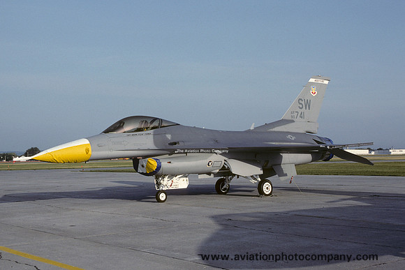 USAF 363 FW 17 FS General Dynamics F-16C Fighting Falcon 90-0741/SW (1992)