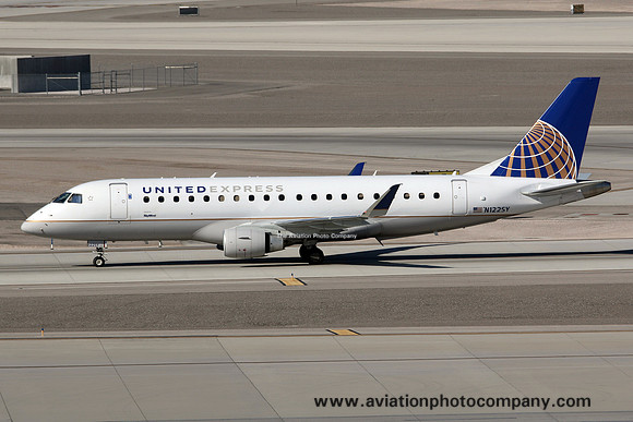 United Express/Skywest Airlines Embraer ERJ-175 N122SY at Las Vegas (2016)