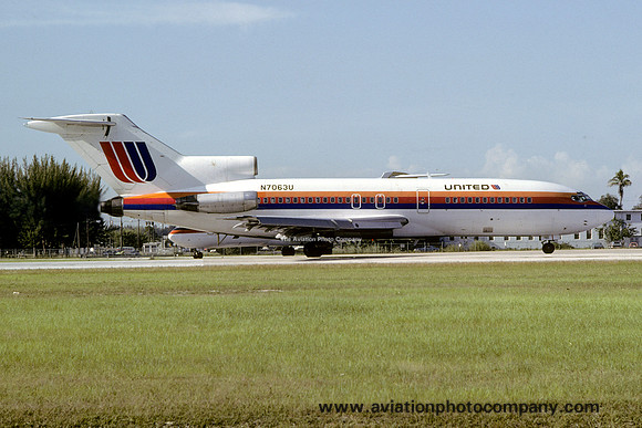United Airlines Boeing 727-22 N7063U (1977)