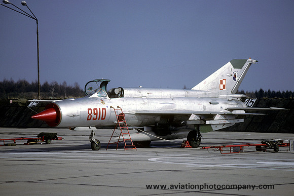 Polish Navy 1 DLMW Mikoyan MiG-21bis 8910 (2001)