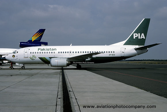 PIA Boeing 737-300 AP-BCE (1998)