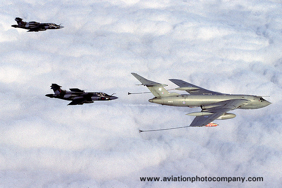 RAF 55 Squadron Handley Page Victor K.2 XH672 with Buccaneer S.2s (1993)