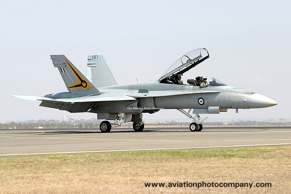 RAAF 2 OCU McDonnell Douglas F/A-18B Hornet A21-107 (2007)