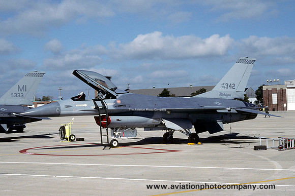 USAF Michigan ANG 107 TFS General Dynamics F-16A Fighting Falcon 79-0342 (1990)