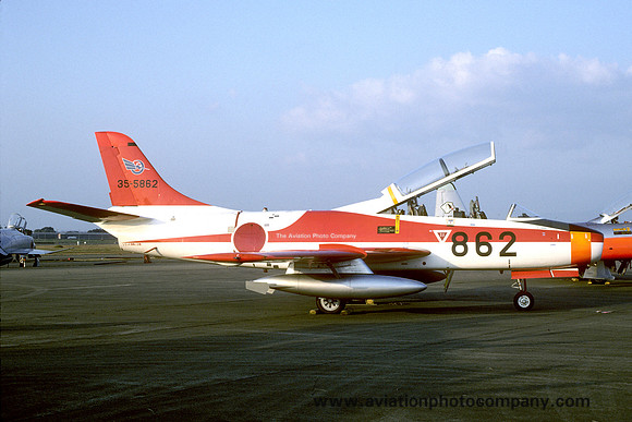JASDF 13 FTW Fuji T-1B 35-5862 at Nyutabaru (1993)