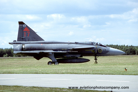 Swedish Air Force F17 SAAB Viggen JA-37 37417/17 at Ronneby (1994)