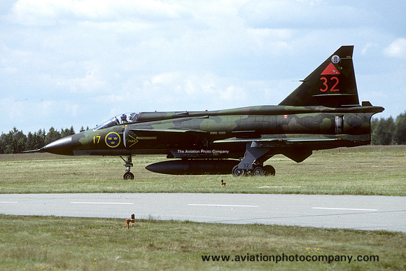 Swedish Air Force F17 SAAB Viggen JA-37 37344/32 at Ronneby (1994)