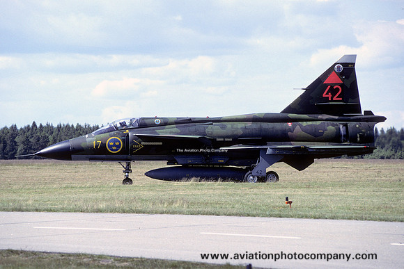 Swedish Air Force F17 SAAB Viggen JA-37 37354/42 at Ronneby (1994)