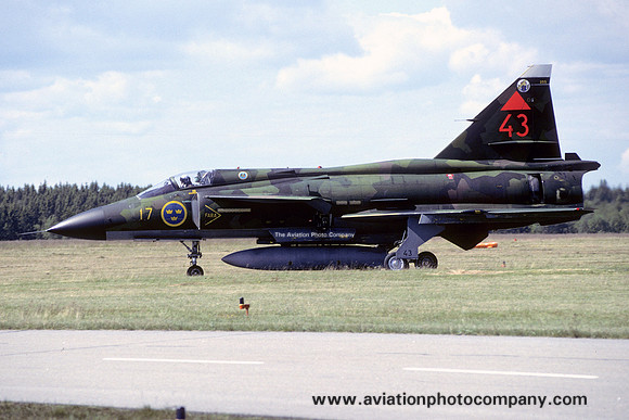 Swedish Air Force F17 SAAB Viggen JA-37 37355/43 at Ronneby (1994)