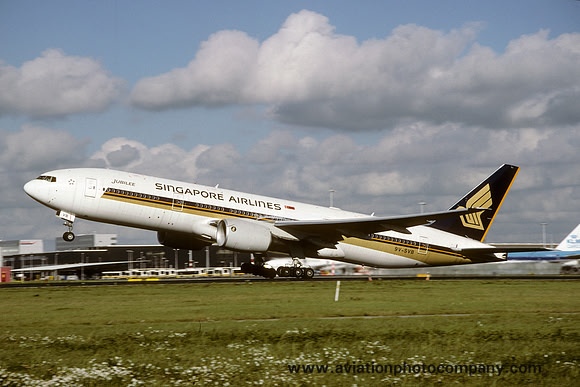 Singapore Airlines Boeing 777-212(ER) 9V-SVB (2001)