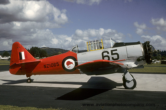 RNZAF North American AT-6D Harvard III NZ1065 (1987)
