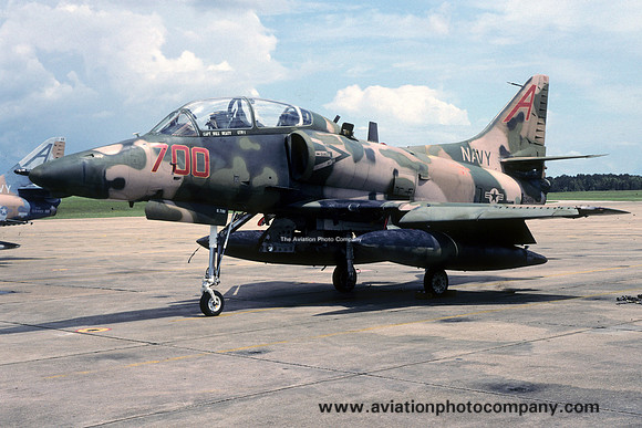 US Navy VT-7 Douglas TA-4J SKyhawk 153488/A-700 (1991)