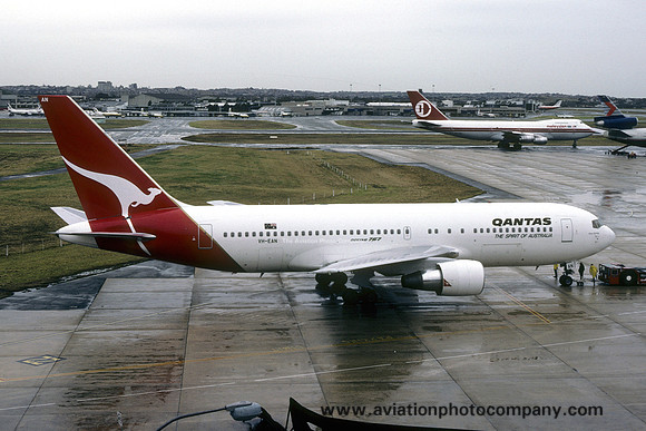 Qantas Airways Boeing 767-238ER VH-EAN (1987)