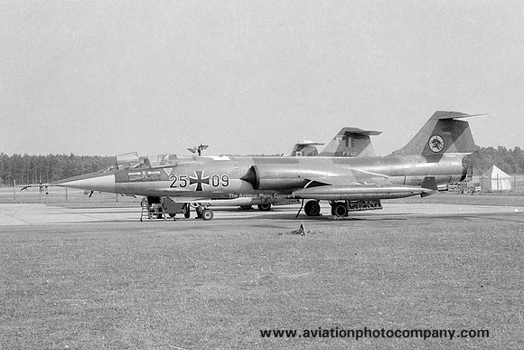 German Air Force AKG52 Lockheed/Fokker RF-104G Starfighter 25+09 (1969)