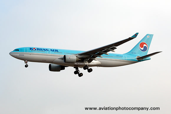 Korean Air Airbus A.330-200 HL7522 at Los Angeles IAP (2011)
