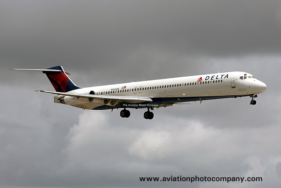 Delta Airlines McDonnell Douglas MD-88 N904DE at Miami IAP (2013)