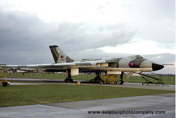 RAF 230 OCU Avro Vulcan B.2 XH554 (1975)