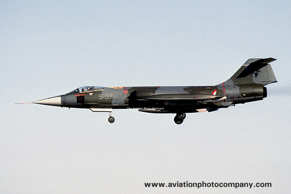 Italian Air Force 5 Stormo Lockheed F-104S Starfighter MM6726/5-37 (1993)