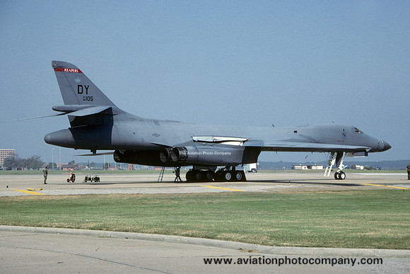 USAF 7 BW 13 BS Rockwell B-1B Lancer 86-0105/DY (2000)