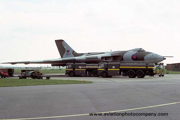 RAF 44 Squadron Avro Vulcan B.2 XM607 (1976)