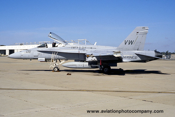 US Marines VMFA-314 McDonnell Douglas F/A-18C Hornet 165187/VW-06 (2006)