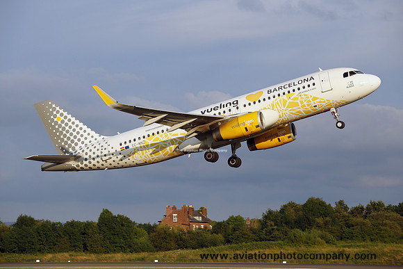 Vueling Airlines Airbus A320-232 EC-MNZ at Manchester (2019)