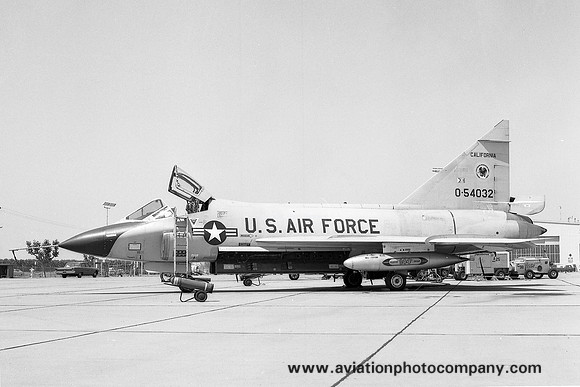USAF California ANG 194 FIS Convair TF-102A Delta Dagger 55-4032 (1970)