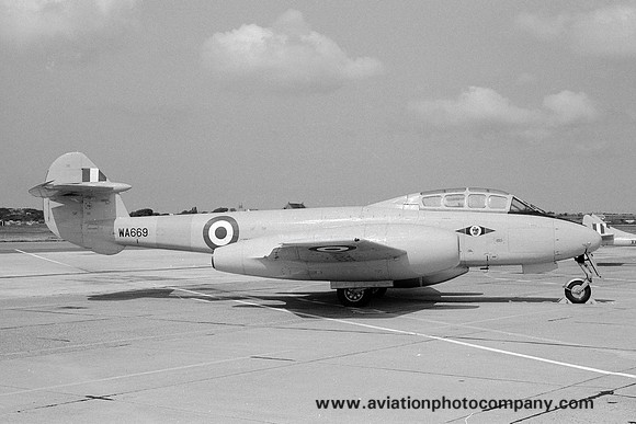 RAF Central Flying School Gloster Meteor T.7 WA669 (1973)