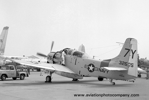 US Navy Grosse Ile Douglas A-1G Skyraider 132605/7Y-75