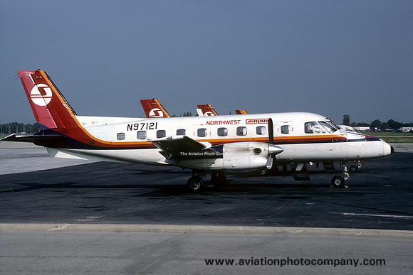 Simmons Airlines/Northwest Airlink Embraer EMB-110P1 Bandeirante N97121 (1987)