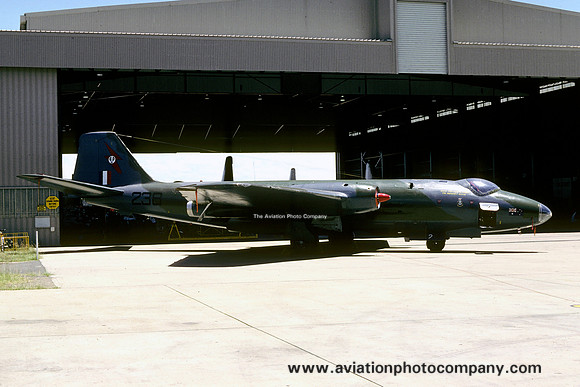 RAAF 2 Squadron English Electric Canberra B.20 A84-238 (1982)