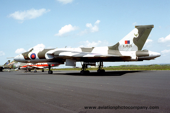 RAF 27 Squadron Avro Vulcan B.2 XJ825 (1980)