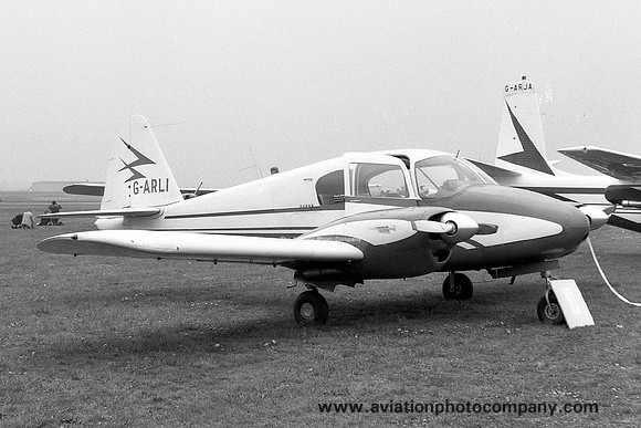 Piper PA-23 Apache G-ARLI (1961)