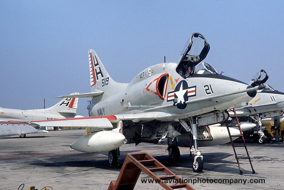 US Navy VC-7 Douglas A-4L Skyhawk 145119/UH-21 (1975)
