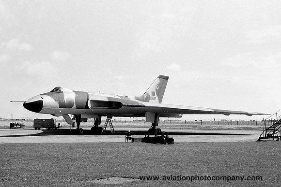 RAF 27 Squadron Avro Vulcan B.2 XH537 (1974)