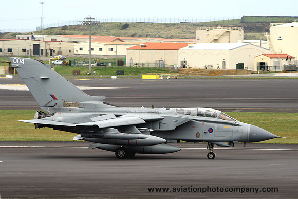RAF Panavia Tornado GR.4 ZA370/004 at Lajes (2008)