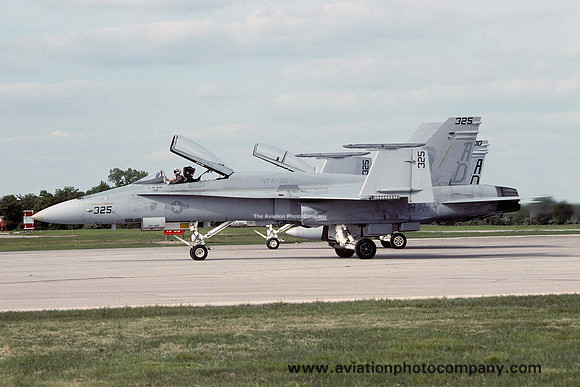 US Navy VFA-106 McDonnell Douglas F/A-18A Hornet 163105/AD-325 (1993)