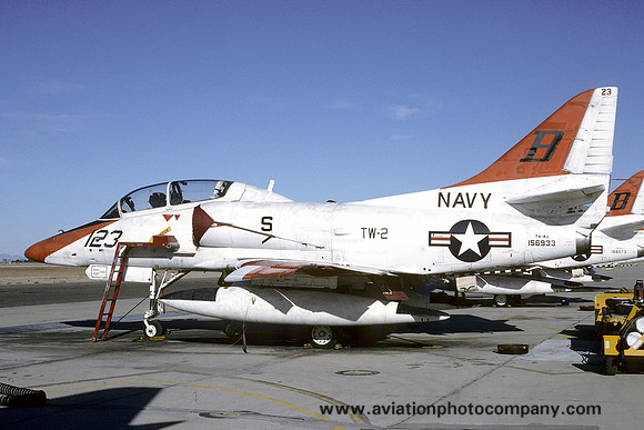 US Navy TW-2 Douglas TA-4J Skyhawk 156933/B-123 (1994)