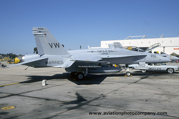 US Marines VMFA-314 McDonnell Douglas F/A-18C Hornet 165191/VW-202 at MCAS Miramar (2000)