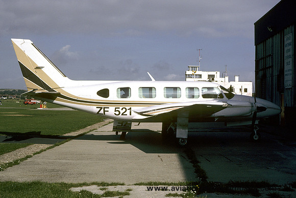 Piper 31 Navajo ZF521 (1985)