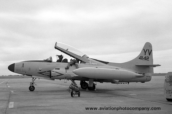 US Marines H&MS-15 Lockheed T-1A Seastar 144142/YV-1 (1966)