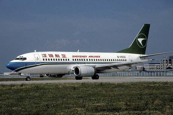 Shenzen Airlines Boeing 737-300 B-2932 (2000)