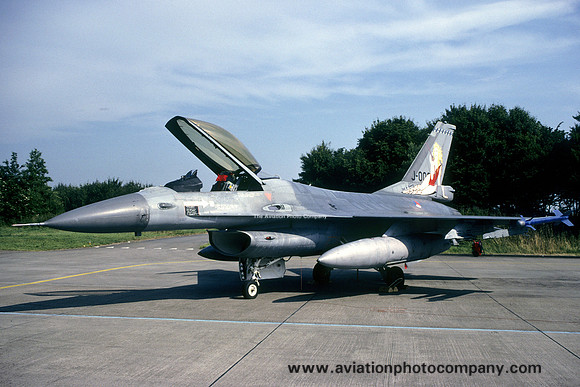 Dutch Air Force GD F-16AM Fighting Falcon J-009 (2001)