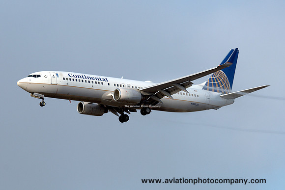 Continental Airlines Boeing 737-800 N14230 at Los Angeles IAP (2011)