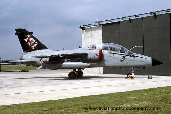 Italian Air Force 32 Stormo Aeritalia AMX-T MM55037/32-64 (2001)