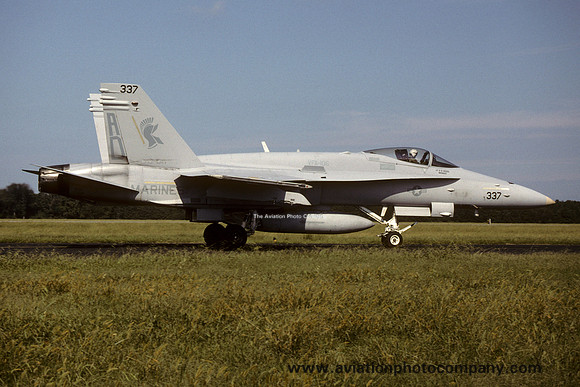 US Navy VFA-106 McDonnell Douglas F/A-18C Hornet 164246/AD-337 (1999)