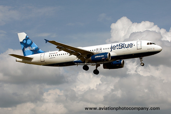 jetBlue Airbus A320-200 N659JB at Washington National (2013)