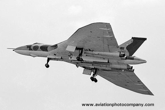 RAF 44 Squadron Avro Vulcan B.2 XH562 (1976)